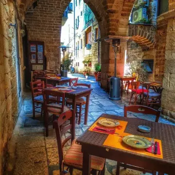 Dehors estivo con vista sulle mura antiche di Bari